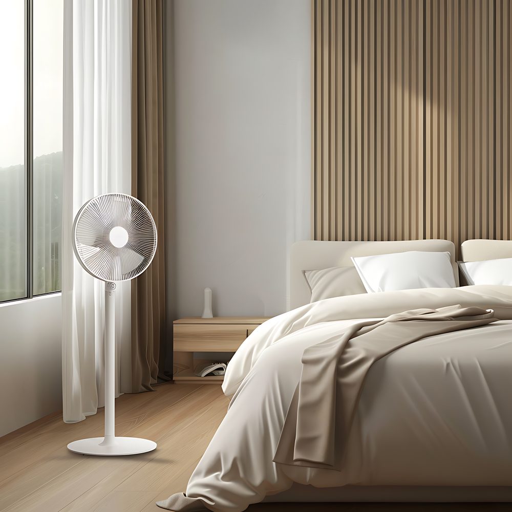Ventilateur Silvercrest en fonctionnement au pied d’un lit pendant une nuit chaude