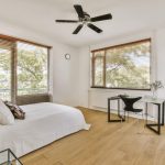 Ventilateur Silvercrest posé sur une table de chevet dans une chambre