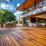 Terrasse en bois Ipé aménagée dans un jardin extérieur